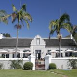 Paarl: The Grande Roche Hotel  Mitten im Weinanbaugebiet gelegen: Aus einer ehemaligen Plantage aus dem Jahr 1707 wurde ein kleines Luxushotel mit 35 Suiten und dem Bosman’s Restaurant, das seit Jahren den Ruf als eines der besten Südafrikas genießt. Einige der Gebäude im kapholländischen Stil sind mit Stroh gedeckt.  Infos: http://granderoche.com