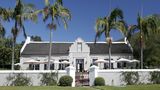 Paarl: The Grande Roche Hotel  Mitten im Weinanbaugebiet gelegen: Aus einer ehemaligen Plantage aus dem Jahr 1707 wurde ein kleines Luxushotel mit 35 Suiten und dem Bosman’s Restaurant, das seit Jahren den Ruf als eines der besten Südafrikas genießt. Einige der Gebäude im kapholländischen Stil sind mit Stroh gedeckt.  Infos: http://granderoche.com