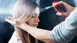 Damit die Frisur am Ende auch wirklich hält, finden sich im Haarspray oft gelöste Kunststoffe zur Fixierung
