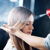 Damit die Frisur am Ende auch wirklich hält, finden sich im Haarspray oft gelöste Kunststoffe zur Fixierung