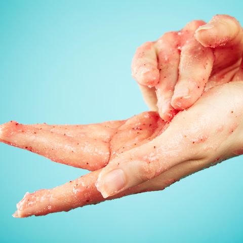 In Peelings sind die mikrokleinen Plastikteilchen auch für den Verbraucher noch zu erkennen.
