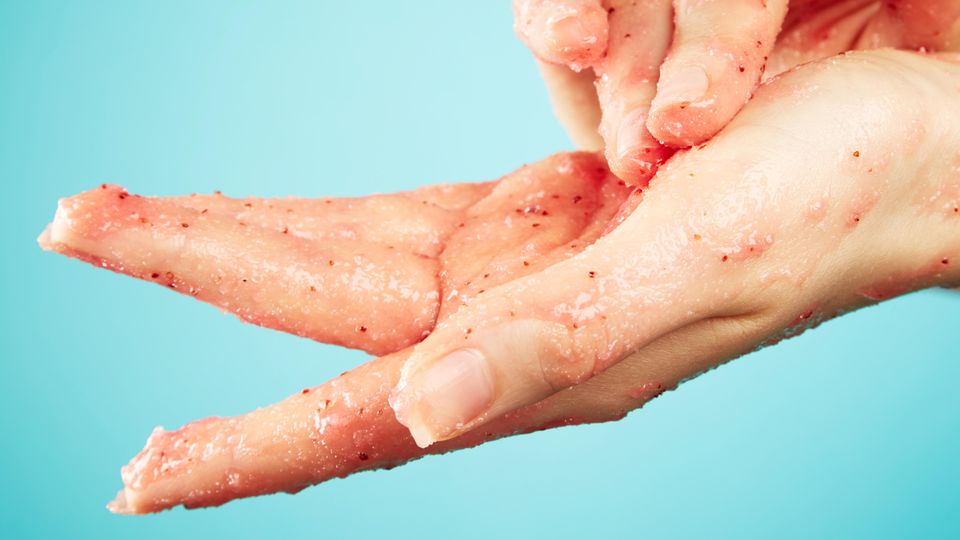 In Peelings sind die mikrokleinen Plastikteilchen auch für den Verbraucher noch zu erkennen.