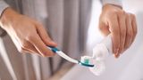 Wer weiße Zähne will, bekommt oft Mikroplastik: Sogenannte Microbeads sorgen für den Peelingeffekt gegen Zahnverfärbungen.