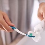 Wer weiße Zähne will, bekommt oft Mikroplastik: Sogenannte Microbeads sorgen für den Peelingeffekt gegen Zahnverfärbungen.