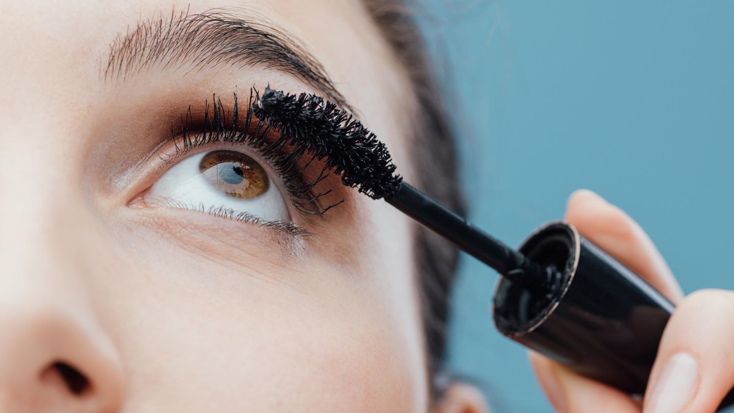 Schwarze, lange Wimpern sind ein Schönheitsideal - für das perfekte Ergebnis enthalten die Produkte oft Mikroplastik.