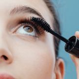 Schwarze, lange Wimpern sind ein Schönheitsideal - für das perfekte Ergebnis enthalten die Produkte oft Mikroplastik.