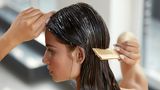 Bessere Kämmbarkeit auf Kosten der Umwelt – damit der Konditioner wirkt, wir auch er oft mit Mikroplastik versetzt.