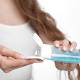 Eigentlich zum Reinigen gedacht, gelangt mit Gesichtswasser oder einem Tonic auch Mikroplastik in die Umwelt. Hier dienen die Kunststoffe oft dazu, einen gleichmäßigen Film auf der Haut zu bilden.