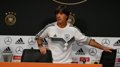 Da war er noch guter Dinge: Joachim Löw auf der Pressekonferenz vor dem Spiel gegen die Niederlande