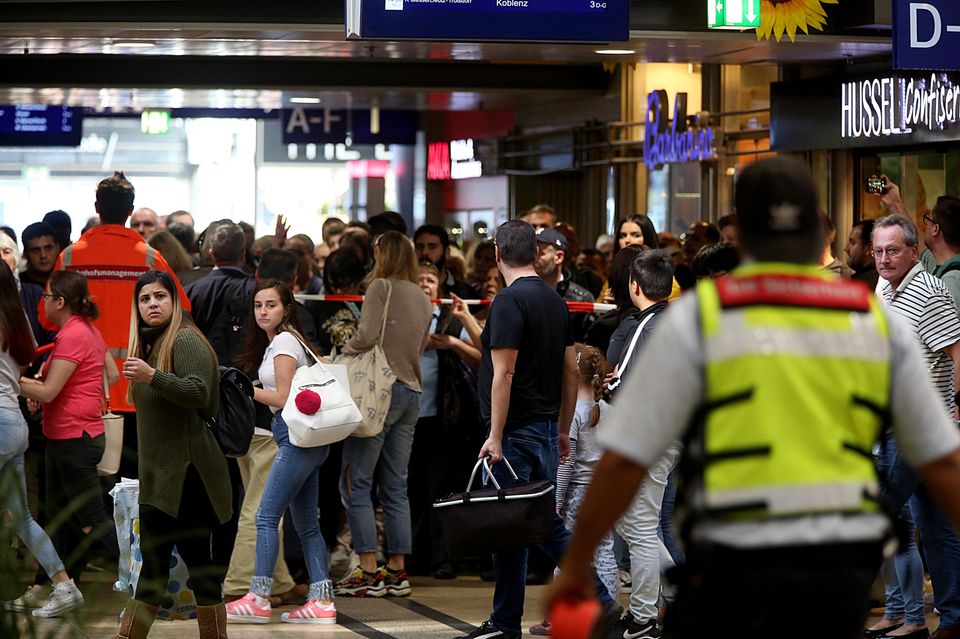 Reisende wurden aufgefordert, den Kölner Hauptbahnhof zu verlassen Reisende wurden aufgefordert, den Kölner Hauptbahnhof zu verlassen