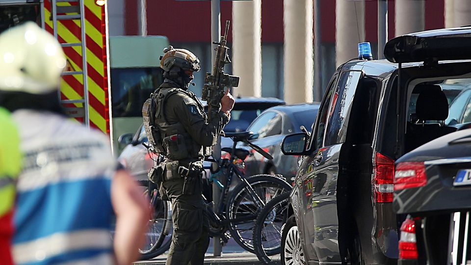 Auch Spezialkräfte der Polizei sind am Kölner Hauptbahnhof im Einsatz Auch Spezialkräfte der Polizei sind am Kölner Hauptbahnhof im Einsatz