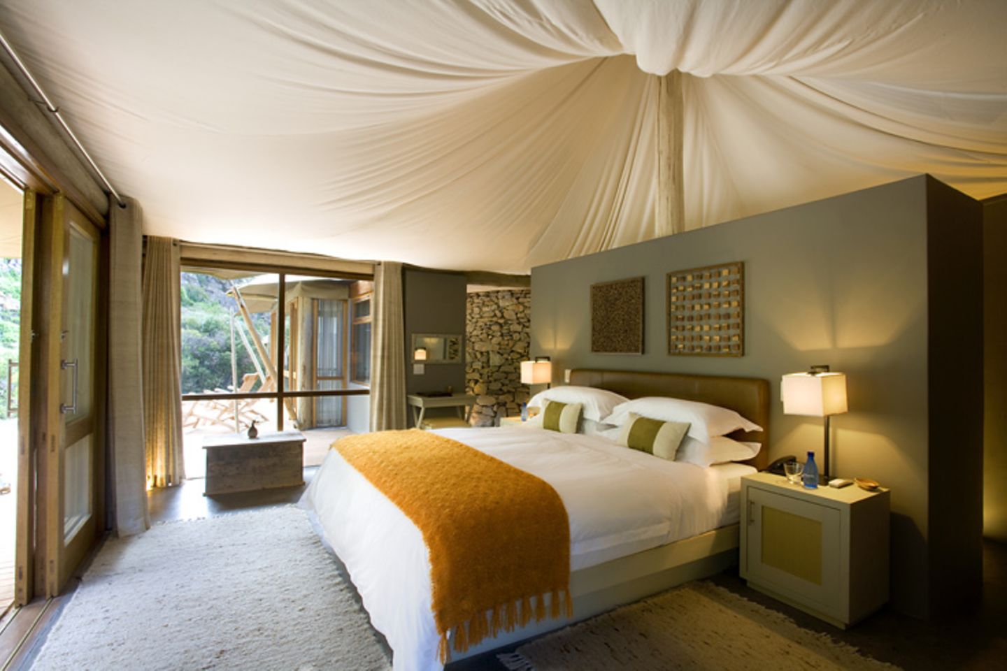 Western Cape: Sanbona Wildife Reserve  Geborgenheit unter dem Baldachin: Das Sanbona Reserve in der kleinen Karoo gehört zu den selten Orten, wo weiße Löwen in freier Wildbahn zu beachten sind. Als Unterkunft dienen auch neun Dwyka Tented Lodges - nur drei Stunden östlich von Kapstadt am Fuß des Warmwaterbergs gelegen.  Infos: https://sanbona.com