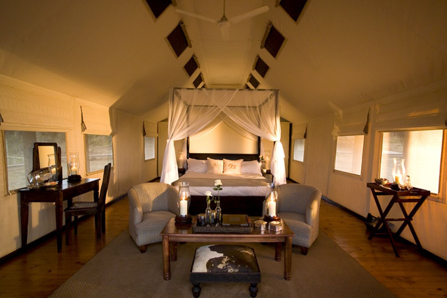 Addo: Gorah Elefant Camp  Wer sich wie in der Kulisse des Films "Jenseits von Afrika" fühlen möchte, sollte hier im Addo National Park absteigen. Die elf großen Zeltsuiten sind im Kolonialstil eingerichtet und mit Deckenventilatoren und Duschen ausgestattet. Das Dinner wird bei Kerzenlicht serviert - mit Blick auf die zur Wasserstelle trottenden Löwen und Elefanten.  Infos: http://gorah.hunterhotels.com