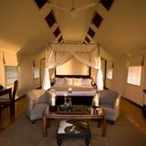 Addo: Gorah Elefant Camp  Wer sich wie in der Kulisse des Films "Jenseits von Afrika" fühlen möchte, sollte hier im Addo National Park absteigen. Die elf großen Zeltsuiten sind im Kolonialstil eingerichtet und mit Deckenventilatoren und Duschen ausgestattet. Das Dinner wird bei Kerzenlicht serviert - mit Blick auf die zur Wasserstelle trottenden Löwen und Elefanten.  Infos: http://gorah.hunterhotels.com