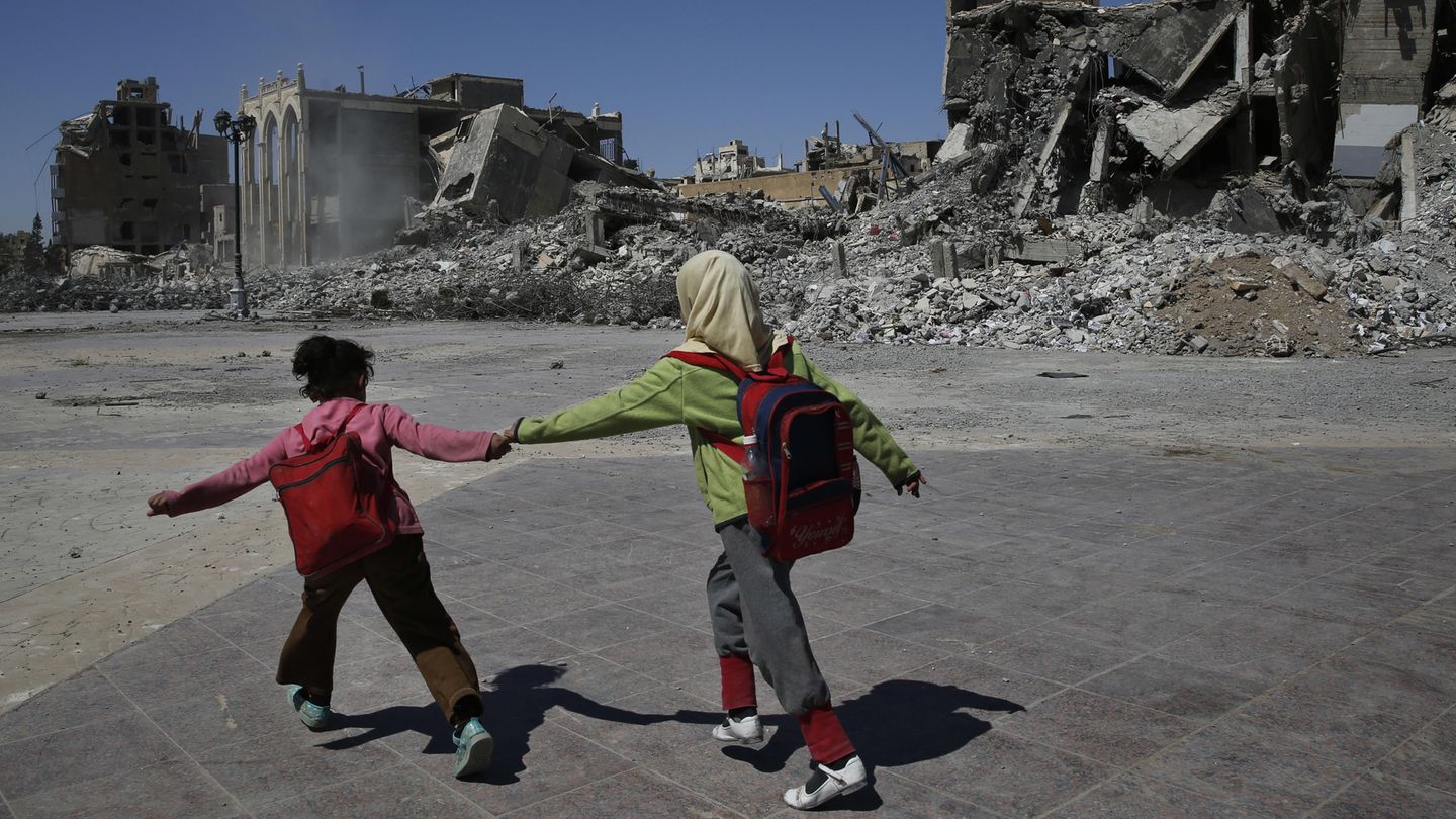 Alltag in Raqqa: Zwei Schülerinnen eilen an den Ruinen ihrer Stadt vorüber