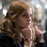"Harry Potter"-Profis aufgepasst: Bei einer "Harry Potter"-Reunion posiert Emma Watson mit zwei bekannten Gesichtern. Erkennt ihr, wer es ist? Den ganzen Artikel findet ihr hier.  