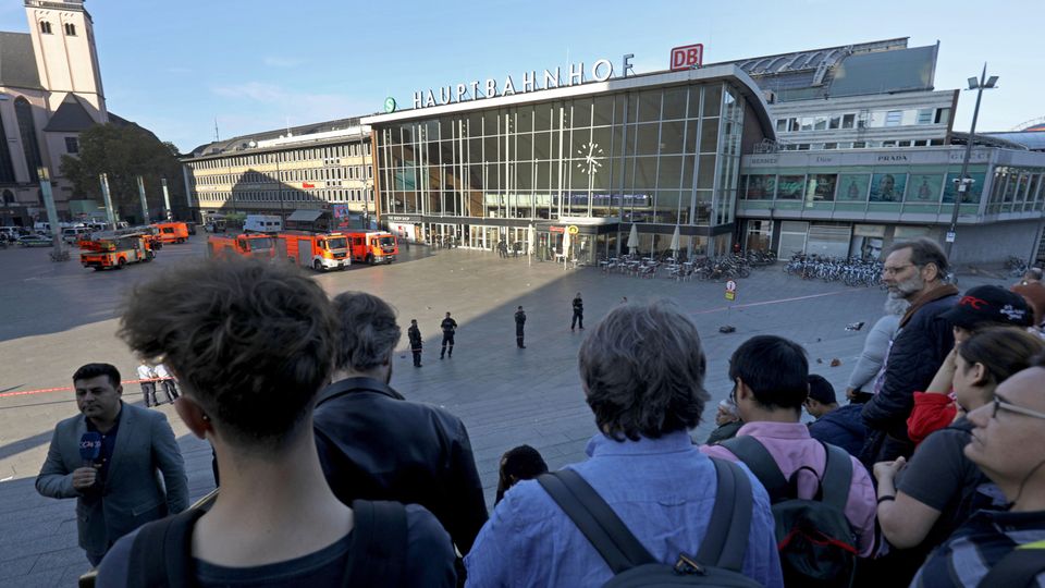 Passanten warten während der Geiselnahme in Köln