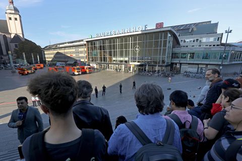 Passanten warten während der Geiselnahme in Köln