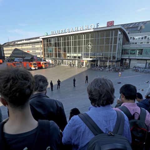 Passanten warten während der Geiselnahme in Köln