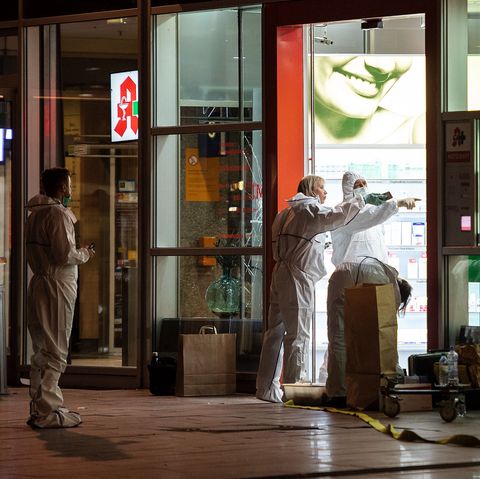 Nach der Geiselnahme in Köln untersuchen Polizeibeamte die Apotheke im Hauptbahnhof