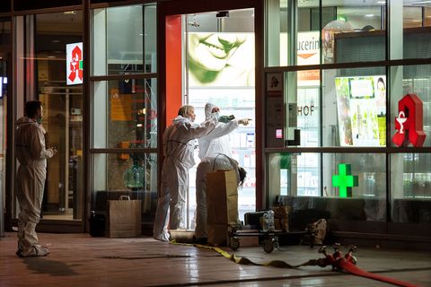 Nach der Geiselnahme in Köln untersuchen Polizeibeamte die Apotheke im Hauptbahnhof