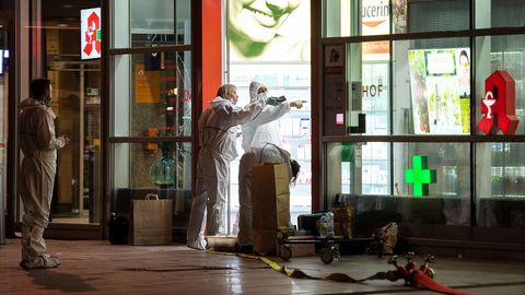 Nach der Geiselnahme in Köln untersuchen Polizeibeamte die Apotheke im Hauptbahnhof