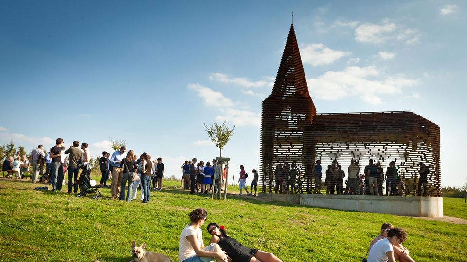 Eine transparente anmutende Holzkirche