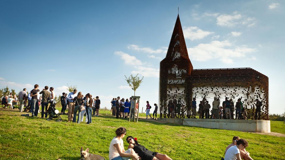 Eine transparente anmutende Holzkirche