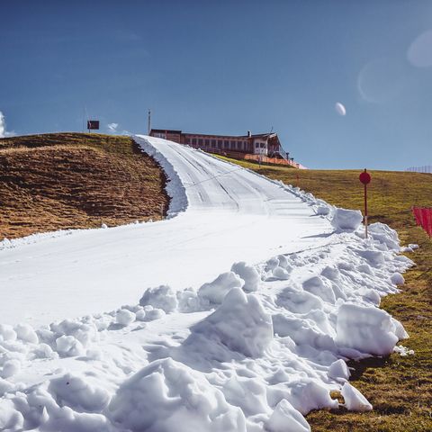 Die künstliche Schneise durch die grüne Berglandschaft: Skipisten-Präparierung am Resterkogel in den Kitzbüheler Alpen.