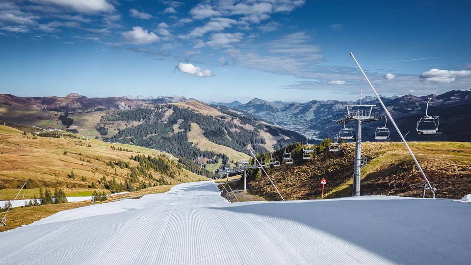 Die künstliche Schneise durch die grüne Berglandschaft: Skipisten-Präparierung am Resterkogel in den Kitzbüheler Alpen.