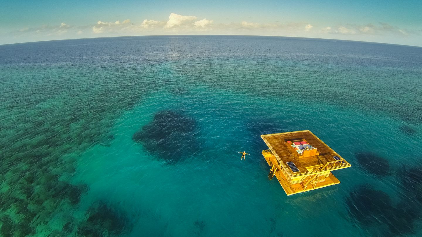 Ein schwimmendes Hotelzimmer im Indischen Ozean