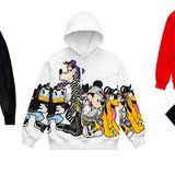 Helden der Kindheit  Jeremy Scott liebt Cartoons ebenso wie der Gründer der Marke, Franco Moschino. Für seine H&M-Kollektion ließ der US-Designer Disney-Helden wie Donald Duck und Micky Maus auf zahlreiche Kleidungstücke drucken. Fast könnte man meinen, man sei in der Kinderabteilung gelandet, aber dieses Entwürfe sind für erwachsene Comic-Fans gedacht. Kleid: 99 Euro; Hoodie: 79,99 Euro; Sweater: 59,99 Euro; Shirt: 34,99 Euro.