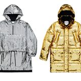 Lass es funkeln!  Für Lametta im Weihnachtsbaum ist es noch etwas früh, aber wer will, kann trotzdem schon funkeln wie eine Christbaumkugel. Jeremy Scott hat mehrere paillettenbesetzte Teile in seiner Kollektion, für Damen und Herren, in Gold und Silber. Darin wird man garantiert nicht übersehen. Kleid: 149 Euro; Daunenmantel: 299 Euro; Hose: 99 Euro.