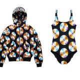 Diese Scheibe ist ein Hit  Schrill und exzentrisch sind eigentlich alle Entwürfe von Jeremy Scott. Das gilt auch für das Muster der goldenen CD, das sich auf mehreren Teilen der H&M-Kollektion findet. Jacke: 149 Euro; Badeanzug 49,99 Euro; Kleid: 99 Euro.