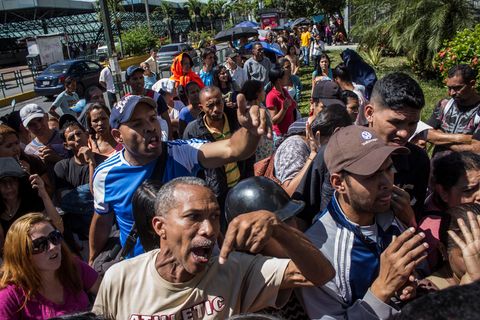 Schlange stehen vor einem Lebensmittellladen in Venezuela