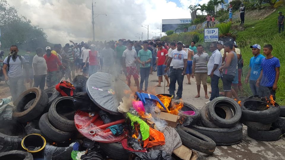 Brasilianischer Mob und brennende Eigentümer Brasilianischer Mob und brennende Eigentümer in Pacaraima