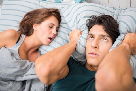 Frau schnarcht und Mann kann nicht schlafen