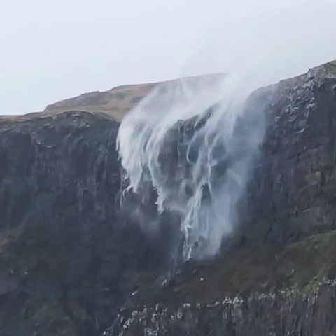 Insel Skye: Stärker als die Schwerkraft: Was ein Sturm mit einem Wasserfall macht