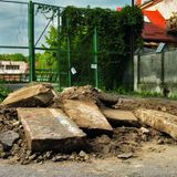 Bei Straßenbauarbeiten entdeckte jüdische Grabsteine, die während der deutschen Besatzung als Straßenpflaster verbaut wurden: Lwiw, Galizien, in der Ukraine, 2017