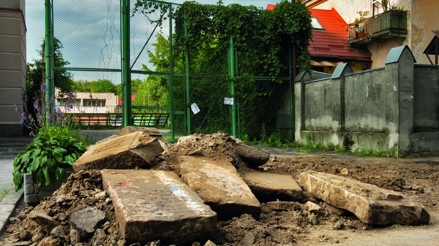 Bei Straßenbauarbeiten entdeckte jüdische Grabsteine, die während der deutschen Besatzung als Straßenpflaster verbaut wurden: Lwiw, Galizien, in der Ukraine, 2017