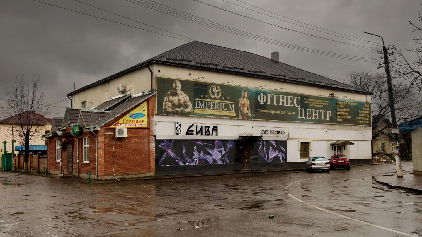 Bild 1 von 11 der Fotostrecke zum Klicken:  Ehemalige Große Synagoge und heute ein Fitness-Center in Sambir, Galizien, in der Ukraine, 2017. Das Foto ist aus dem Buch "In schwindendem Licht - Spuren jüdischen Lebens im Osten Europas" von Christian Herrmann.