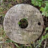 Aus einem Grabstein gefertigter Schleifstein auf dem jüdischen Friedhof in Wolotschysk, Podolien, in der Ukraine, 2017