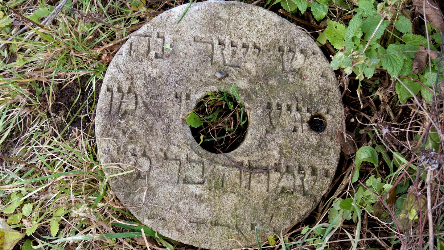 Aus einem Grabstein gefertigter Schleifstein auf dem jüdischen Friedhof in Wolotschysk, Podolien, in der Ukraine, 2017