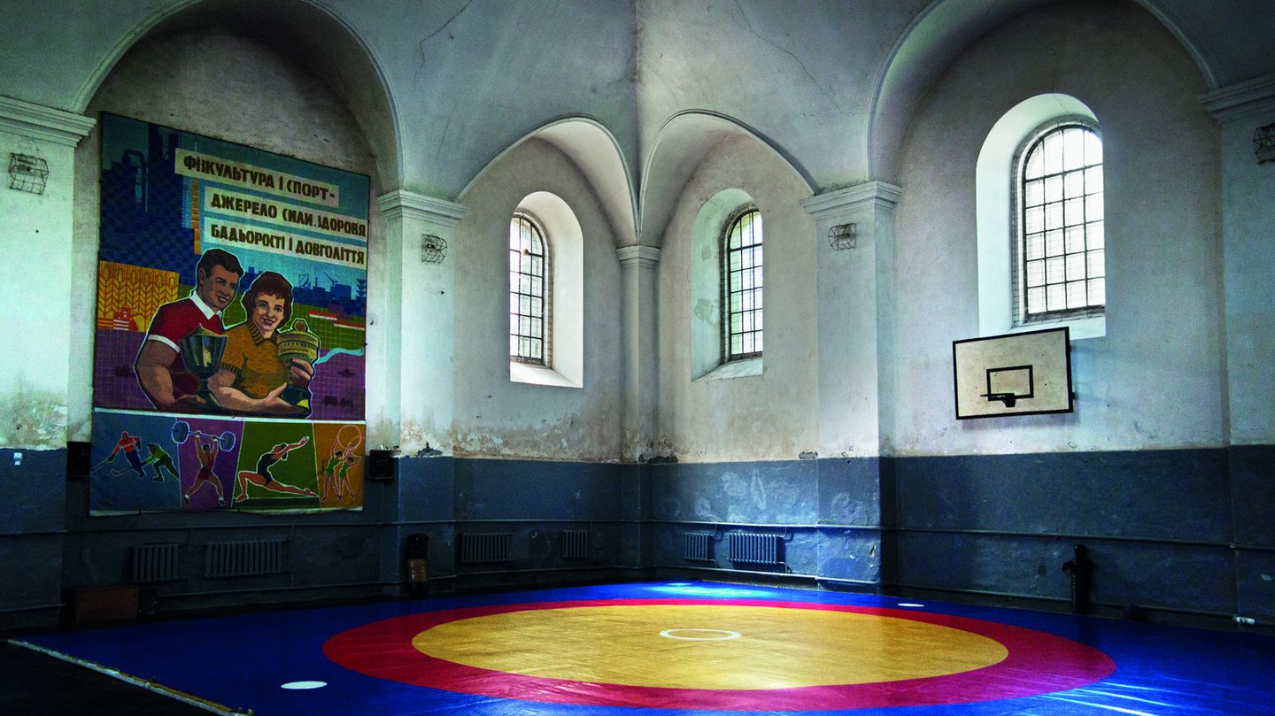 | Ehemalige Große Synagoge und heute eine Sporthalle in Horodenka, Galizien, in der Ukraine, 2015 