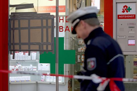 Ermittlungen in einer Apotheke im Kölner Hauptbahnhof nach der Geiselnahme am Montag