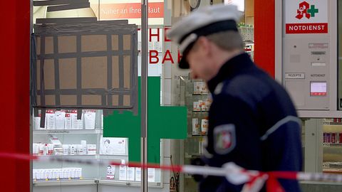 Ermittlungen in einer Apotheke im Kölner Hauptbahnhof nach der Geiselnahme am Montag