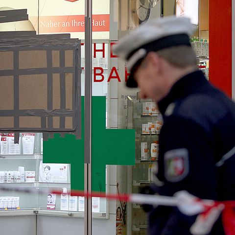 Ermittlungen in einer Apotheke im Kölner Hauptbahnhof nach der Geiselnahme am Montag