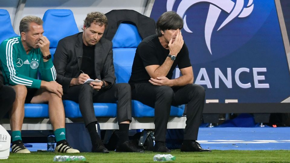 Bundestrainer Joachim Löw (r.) droht mit Deutschland der Abstieg in der Nations League