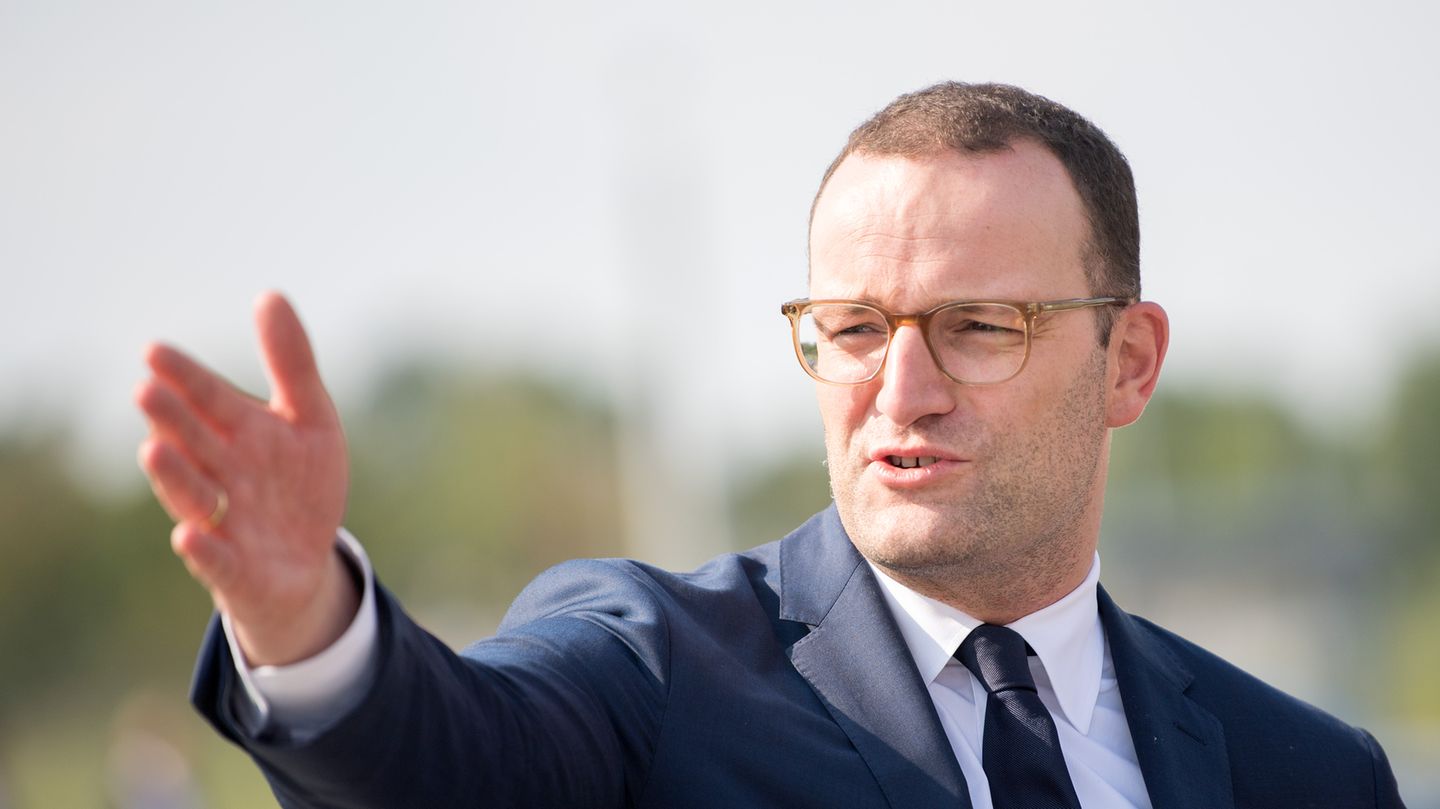 Jens Spahn gestikuliert