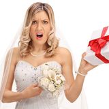 Braut hält Geschenk in Hand